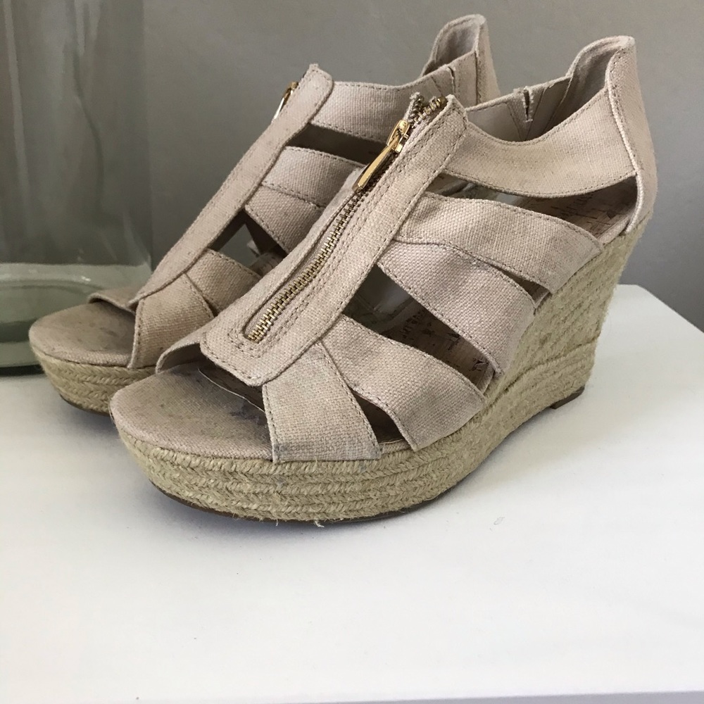 Cream wedges with zippers